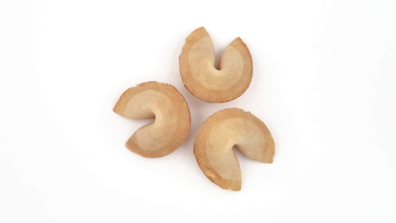 테이블 위에 천천히 회전하는 예측과 함께 세 맛있는 쿠키의 .