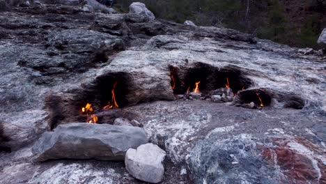 llamas eternas: chimenea de gas natural que arde en las rocas de piedra en el monte chimaera, turquía