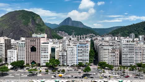 Edificios-Costeros-En-La-Playa-De-Copacabana-En-Río-De-Janeiro,-Brasil