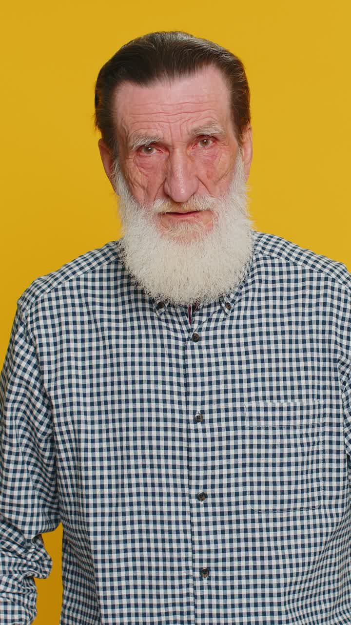 irritado disgustado agresivo infeliz anciano gestando las manos culpando regañando problema de fracaso