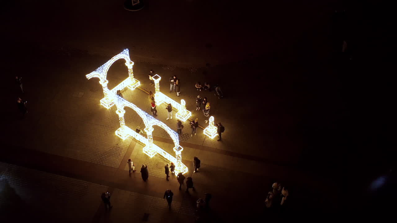 decoraciones navideñas iluminadas por la noche en la plaza principal del mercado en cracovia, polonia