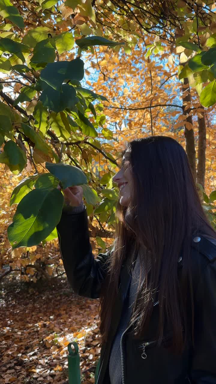 mujer disfrutando del follaje de otoño en un parque