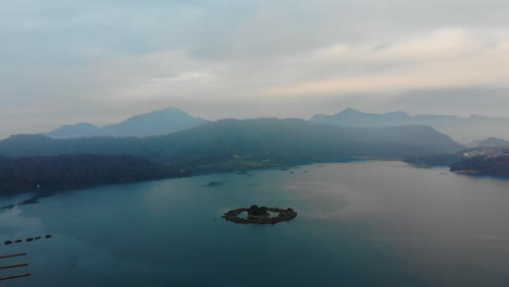 disparo aéreo con drones del lago sun moon y la isla del lago temprano en la mañana justo antes del amanecer