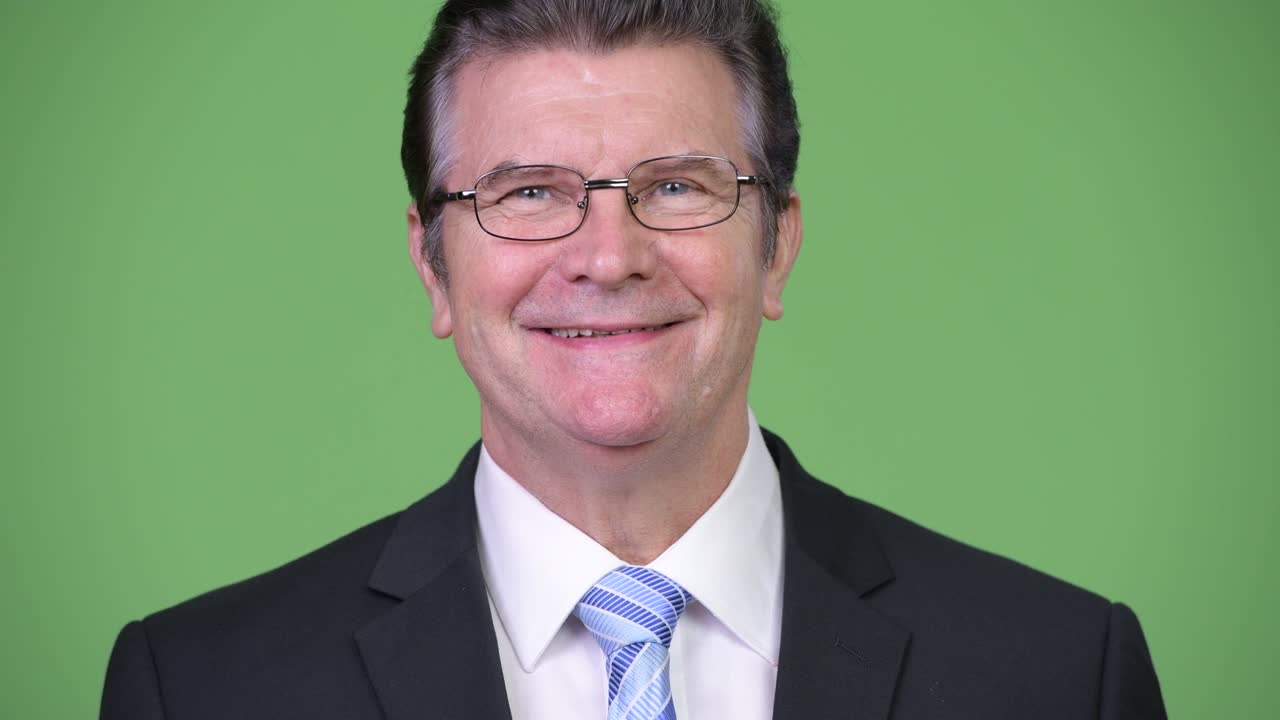 행복한 시니어 잘생긴 사업가 미소