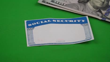 tarjeta de seguridad social con dinero para ilustrar los ingresos de jubilación