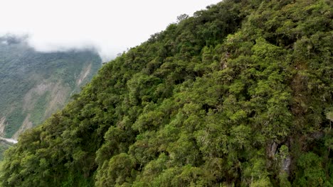 vista aérea de drones sobre las montañas y la selva tropical alrededor de la ciudadela de machu picchu-1