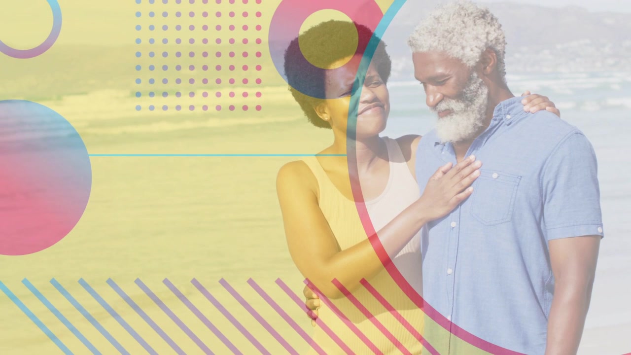 Couple sur la plage, femme touchant son partenaire alors qu'une révélation circulaire balaie un voile jaune pour le marketing.