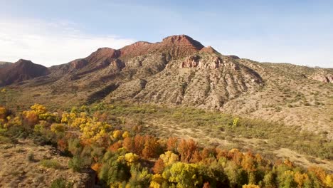 descenso aéreo a un saliente que oculta la vista del colorido follaje de otoño en el cañón de abajo