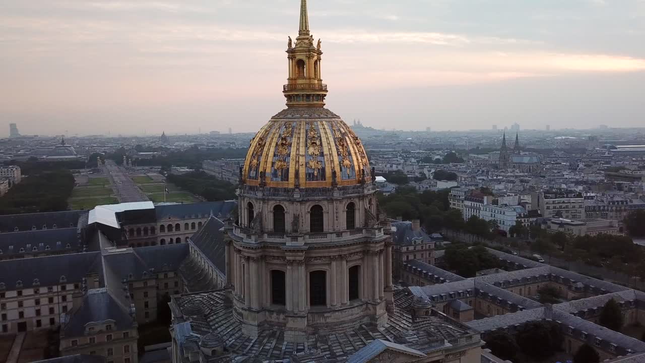 일출 때 les invalides 황금 돔의 공중 궤도, 백그라운드에서 파리 시에 있는 에펠 탑을 드러냄