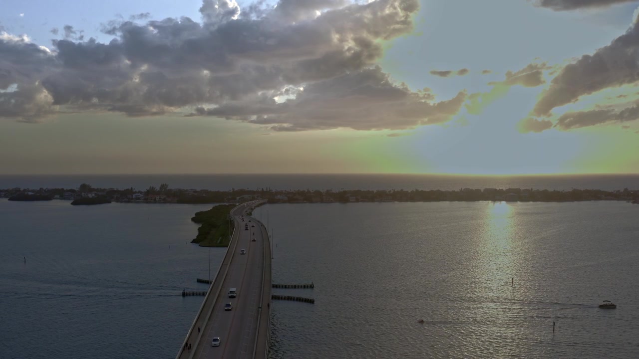 Panorâmica lenta de drone sobre ponte ao pôr do sol. Largo, Clearwater, Tampa Flórida.
