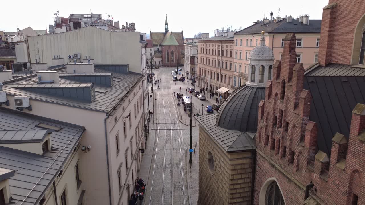Vista dall'alto di una trafficata strada di città europea con pedoni e tram