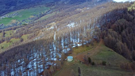 tomada de un avión no tripulado del impresionante paisaje de busca en italia_vista aérea