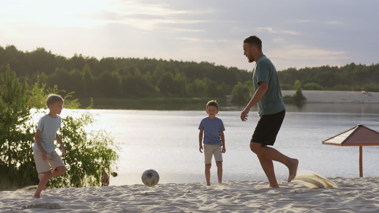 padre e hijos jugando en la playa