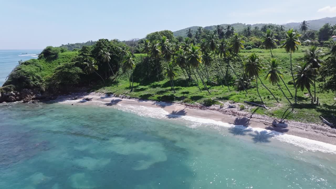 órbita aérea alrededor de la playa de arena blanca vacía en la pintoresca república dominicana
