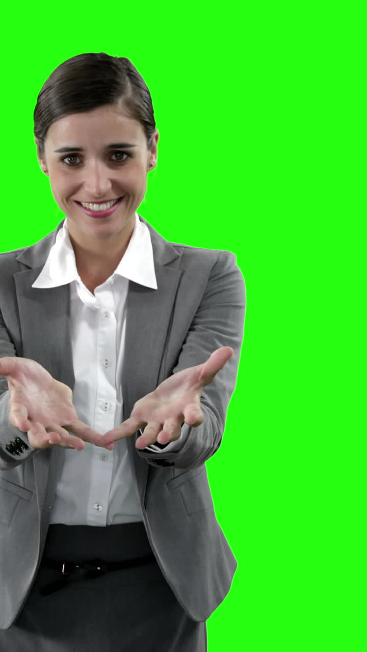 mujer de negocios haciendo gestos contra la pantalla verde