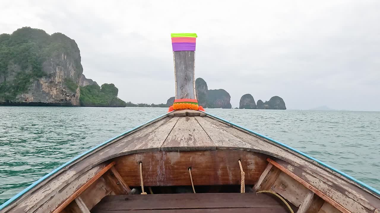 배는 평온한 바다 환경에서 섬을 향해 여행합니다.