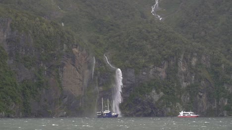 barcos pasando bajo una cascada