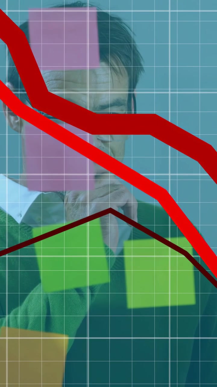 Video verticale: Analista che sposta appunti su vetro mentre vengono mostrate tendenze rosse, valutando l'impatto finanziario