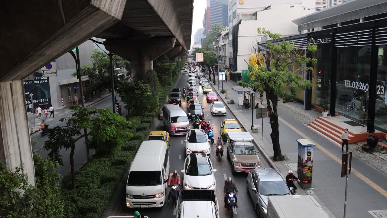 교통체증이 많은 도시 거리를 지나가는 차량