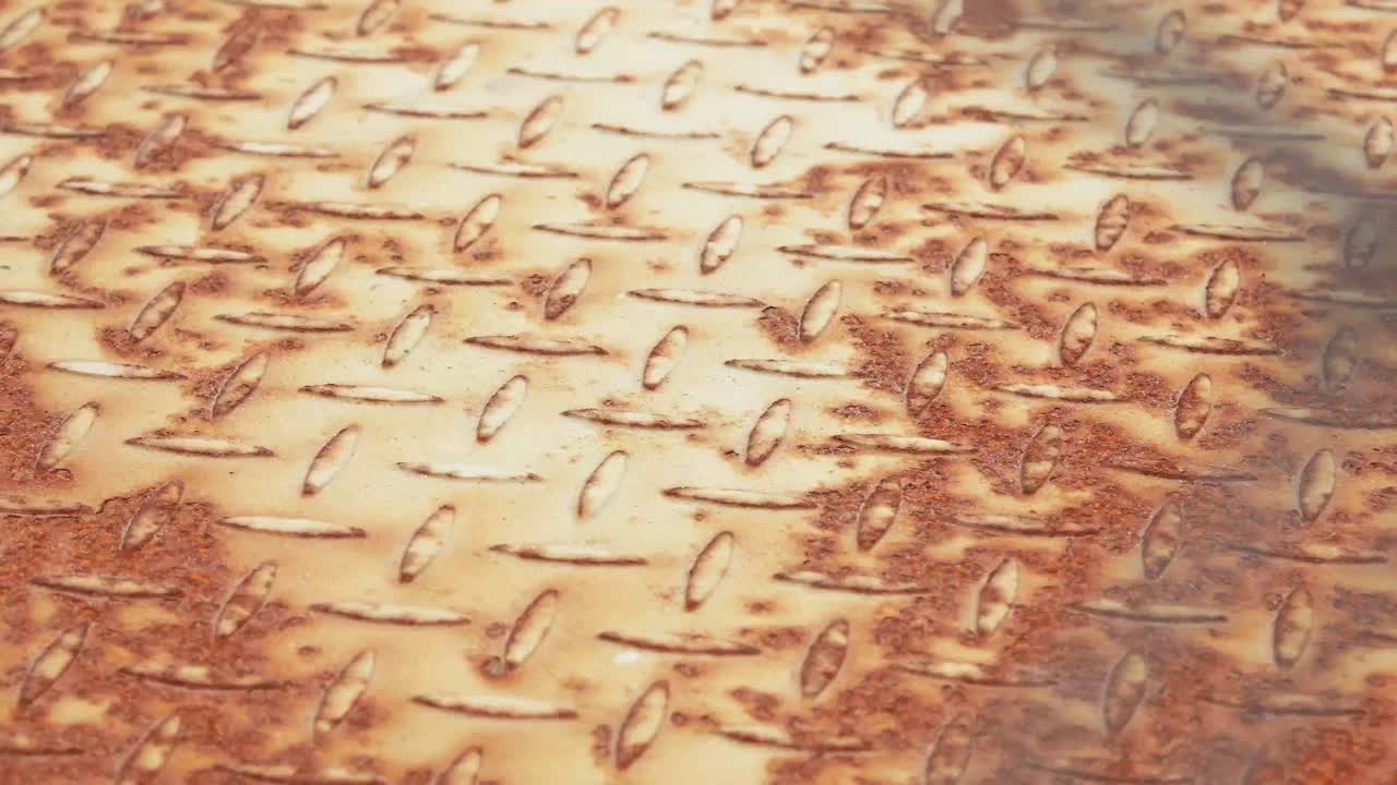 얼룩진 다이아몬드 플레이트 금속 바닥