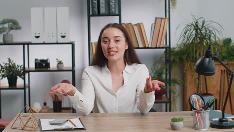 mujer de negocios trabajando en una computadora portátil en la oficina hablando de comunicación en línea videollamada con el jefe del empleado