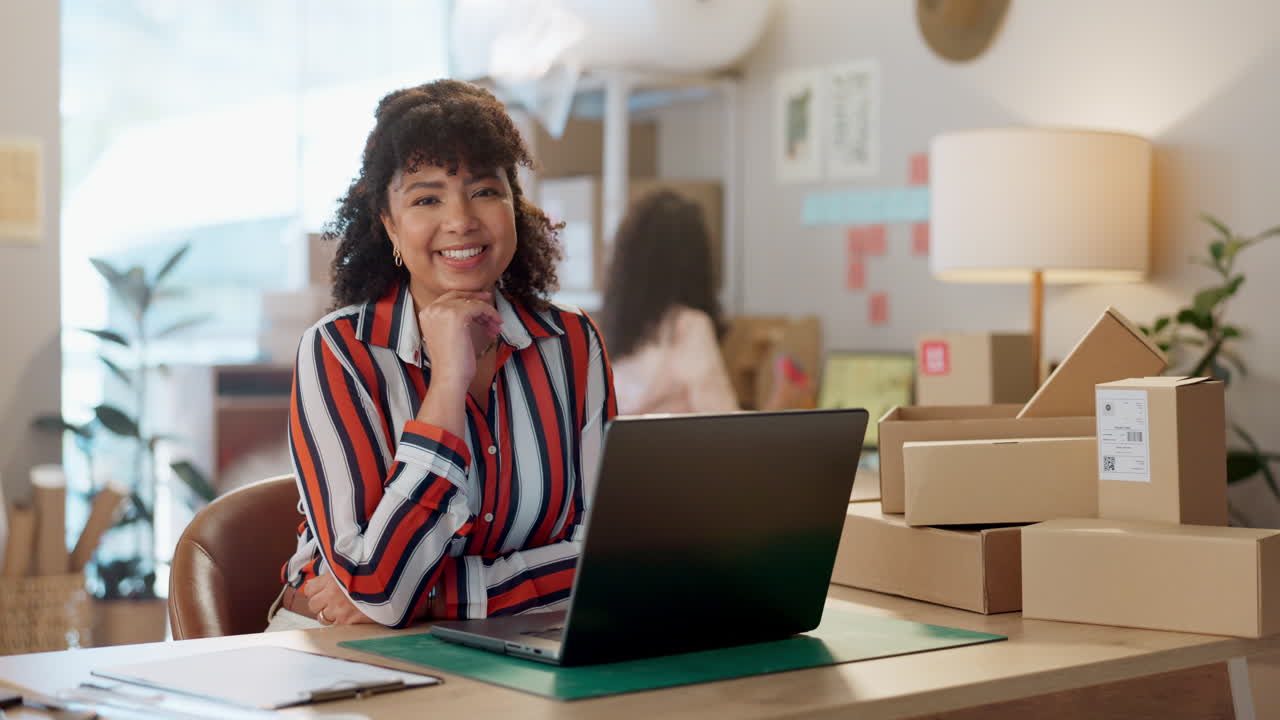 mujer feliz, cara o portátil para el comercio electrónico