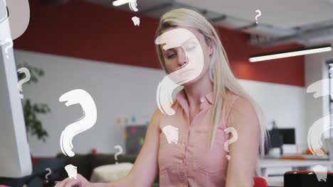 animación de signos de interrogación sobre una mujer de negocios caucásica usando computadora