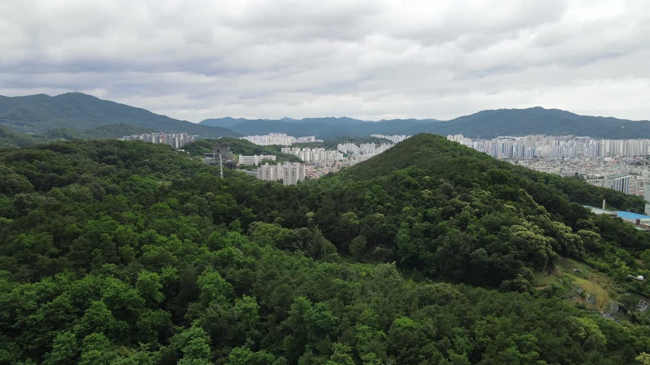 amplia toma aérea cinematográfica de la ciudad de daejeon y las montañas en corea del sur
