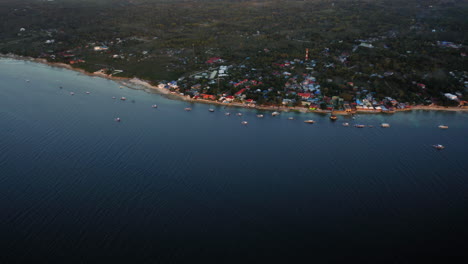 vista aérea de la playa de moalboal al atardecer, cebu, filipinas