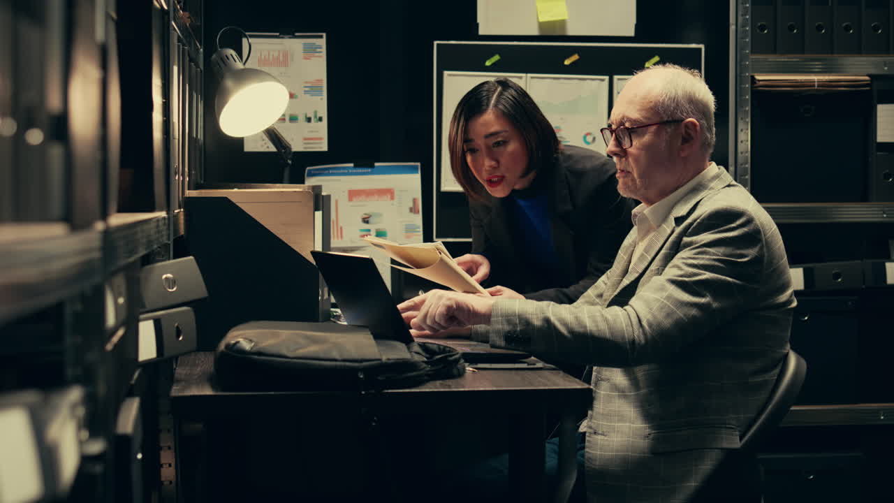 agenti della legge che studiano vecchie informazioni classificate dai fascicoli degli archivi della polizia