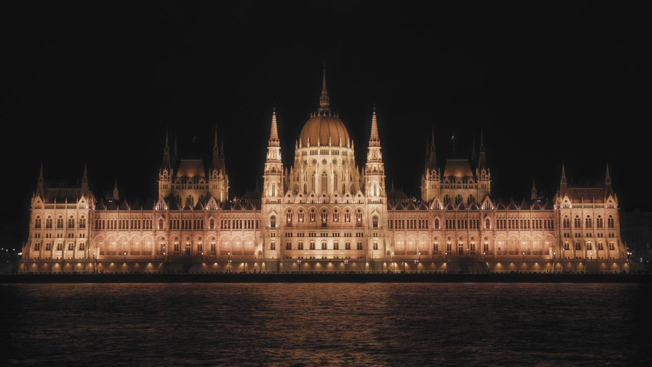 Palazzo del Parlamento a Budapest di notte
