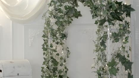 Centrarse-En-El-Arco-De-Flores-Para-Una-Ceremonia-De-Boda-Con-Luces