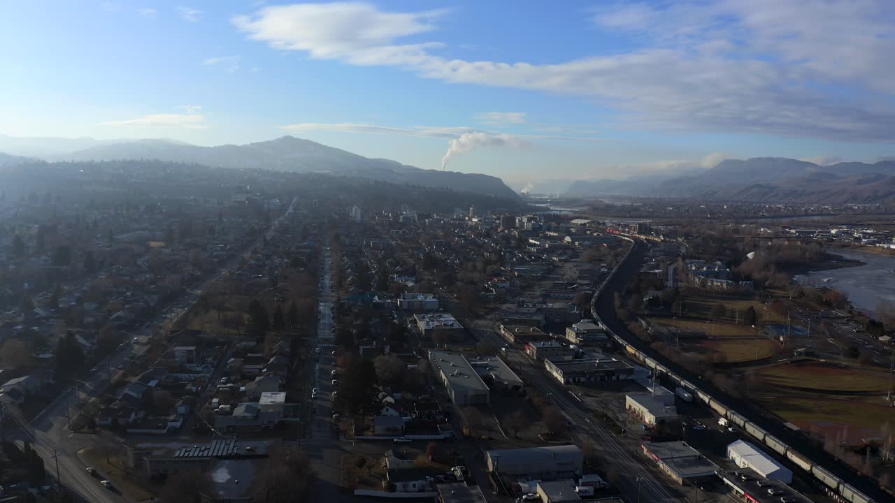 vista aérea de kamloops: una ciudad que emerge de la niebla
