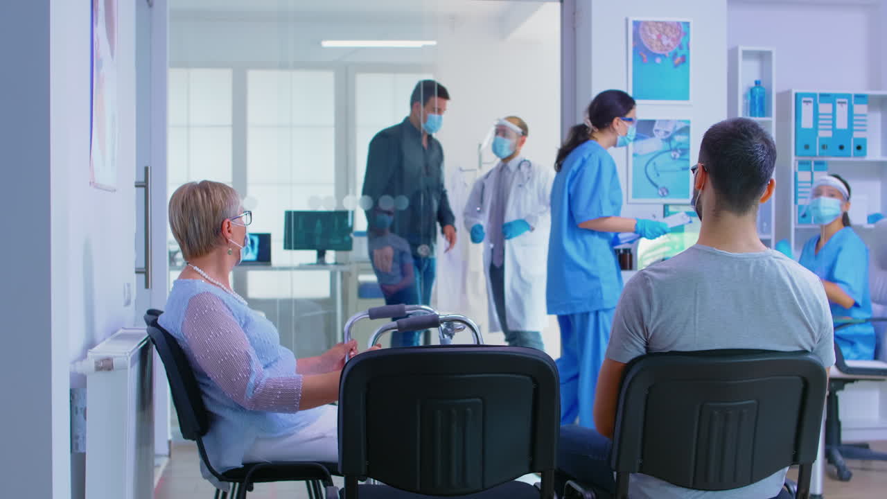 Área de recepción de hospital privado durante la pandemia mundial