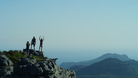 Las-Cosas-Buenas-Les-Llegan-A-Quienes-Escalan-Montañas.