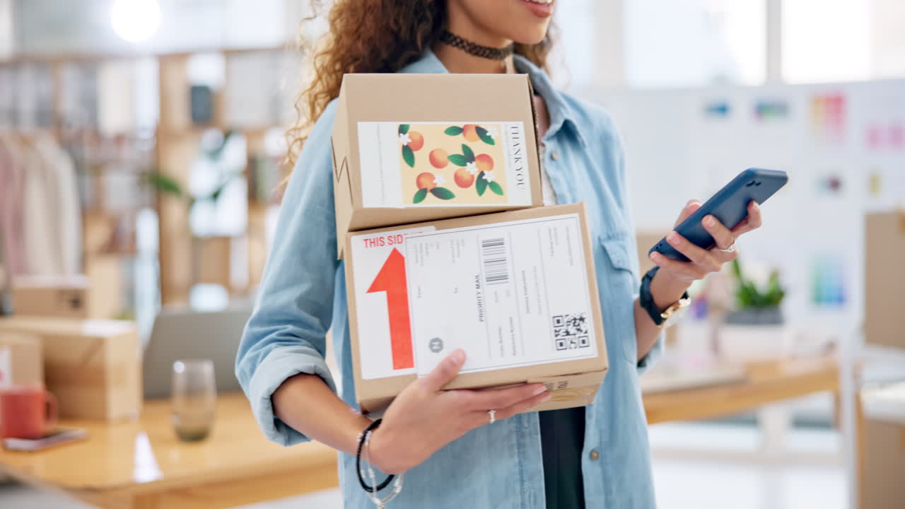cajas, arranque y primer plano de mujer con teléfono