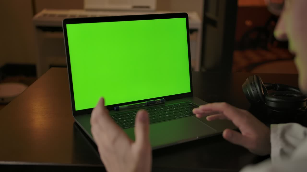 hombre de la cosecha hablando con colegas en línea