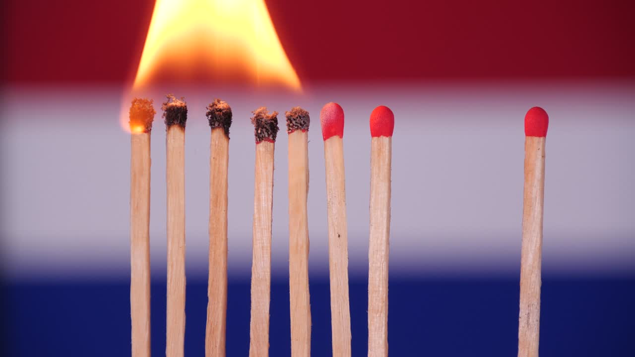 brote de coronavirus, distanciamiento social en los países bajos. concepto: propagación de la epidemia, efecto dominó, covid-19, fósforos quemados aislados, detener la propagación del virus, mantener la cuarentena, bloqueo