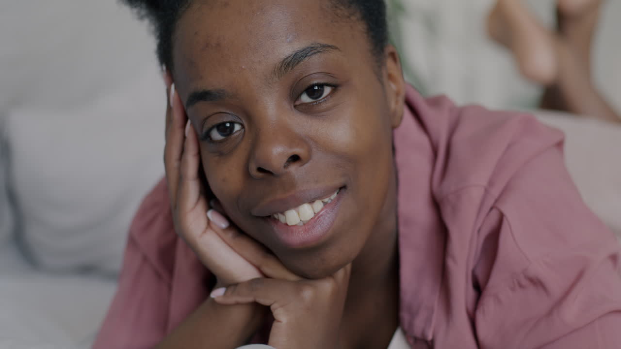 mujer sonriente relajándose en casa