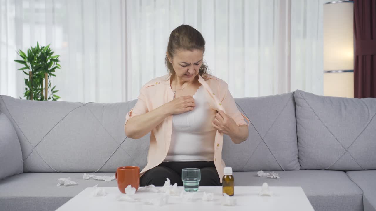 mujer con picazón en las axilas. problema de hongos.