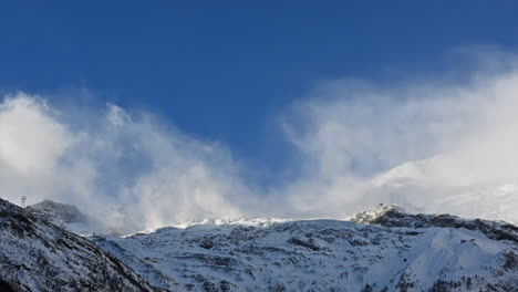 timelapse: nubes en movimiento sobre montañas rocosas nevadas en los alpes suizos, tarifa de saas, día soleado