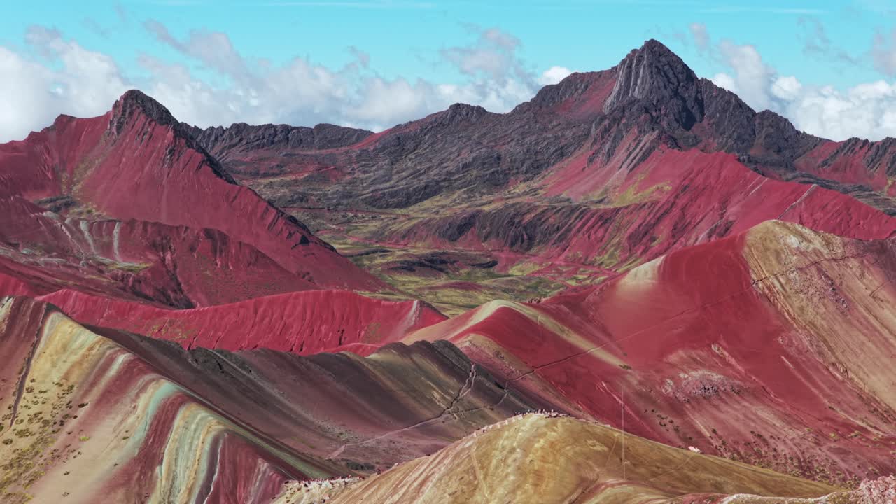 Montanha Rainbow Vinicunca Montaña de Siete Colores Peru Peru drone aéreo Andes Peruanos montanhas de sete cores geleira derretida Winikunka Vilcanota Região de Cusco céu azul matinal nuvens zoom in