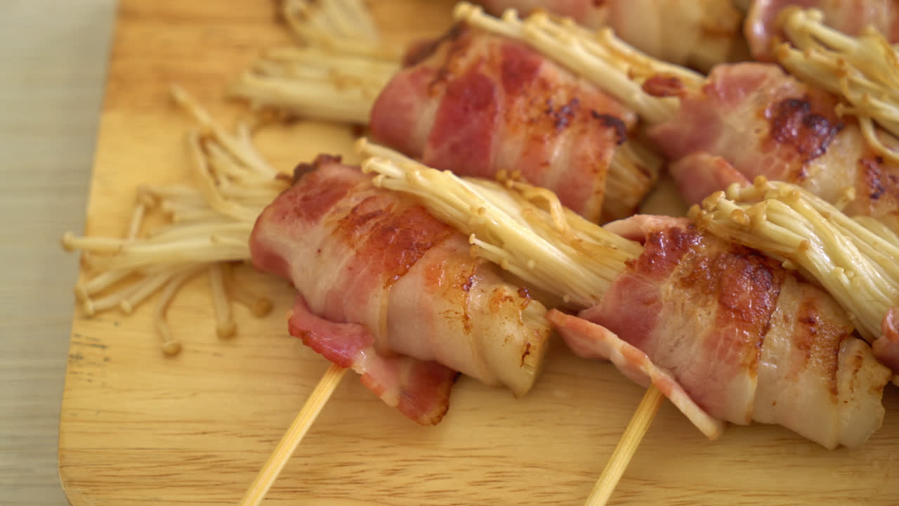 brochetas de champiñones con agujas doradas envueltas en tocino
