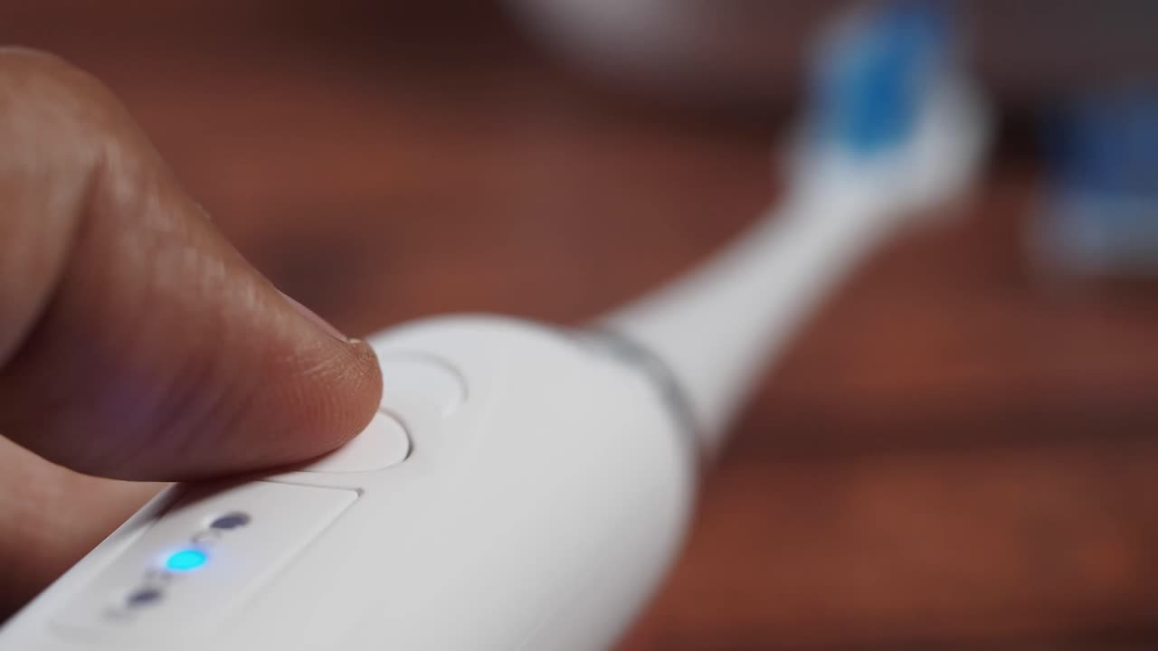 Personne utilisant une brosse à dents électrique