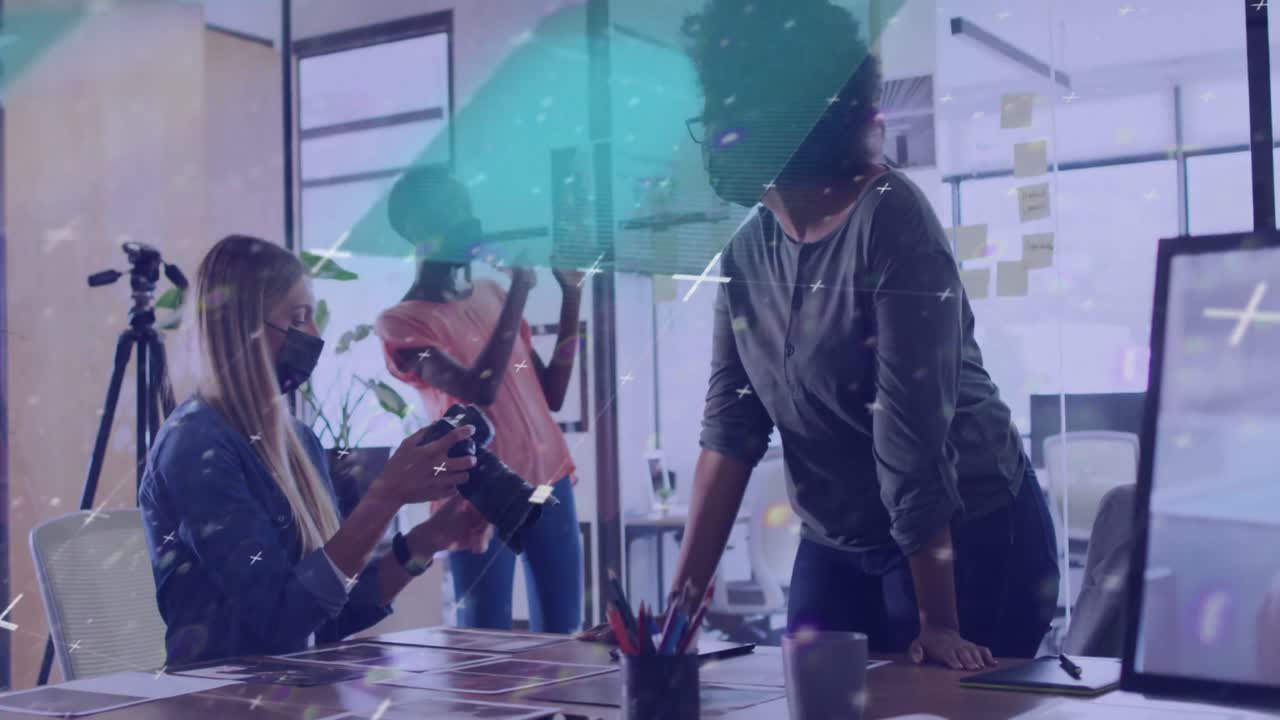 animación del procesamiento de datos sobre tres colegas femeninas diversas en el estudio de fotografía