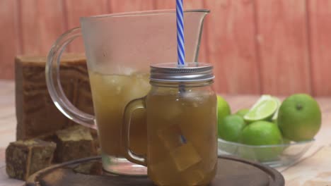 Aguapanela drink with lime