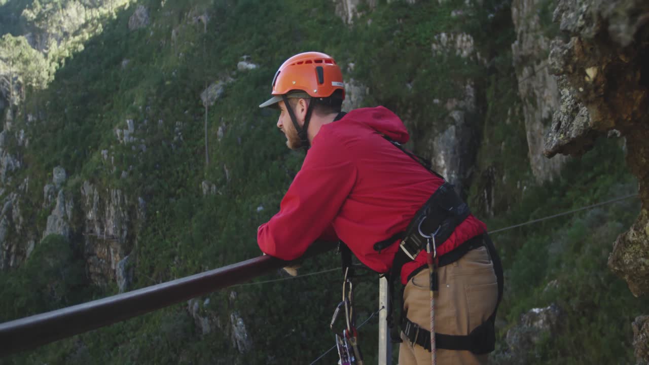 joven hombre caucásico sonriendo a la cámara