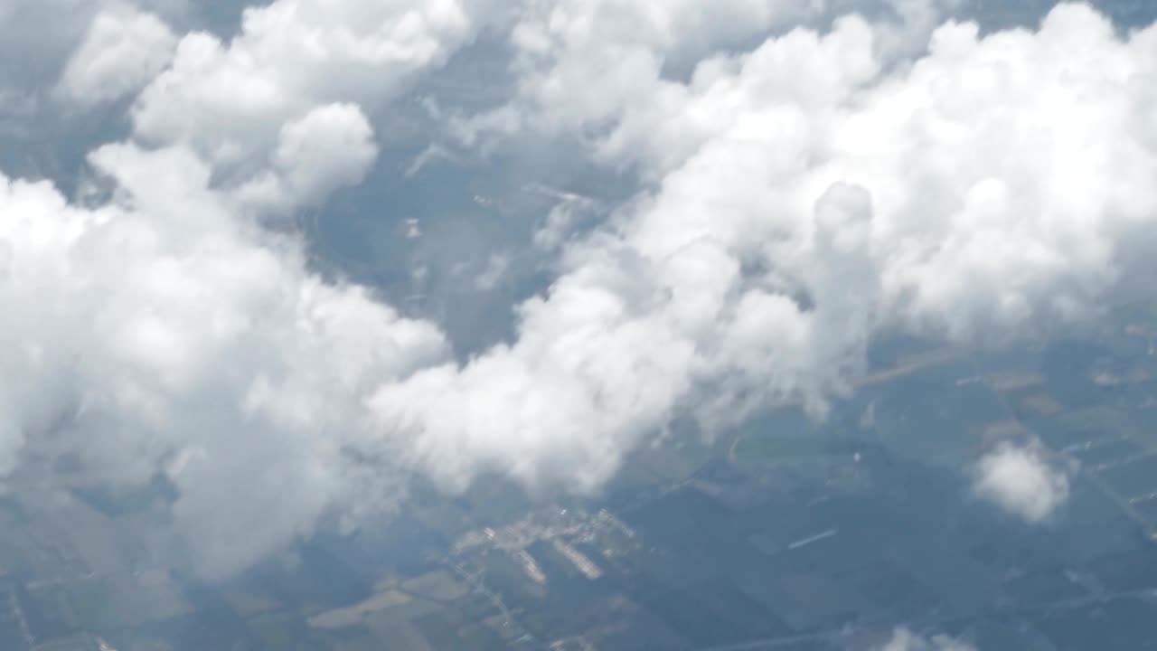 푸른 하늘을 가진 비행기 창문에서 구름 위의 공중 풍경의 놀라운 영상.