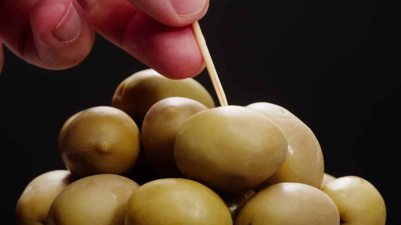 aceitunas verdes redondas en vinagre de grecia como fondo, vista de arriba. imágenes de alta calidad en 4k