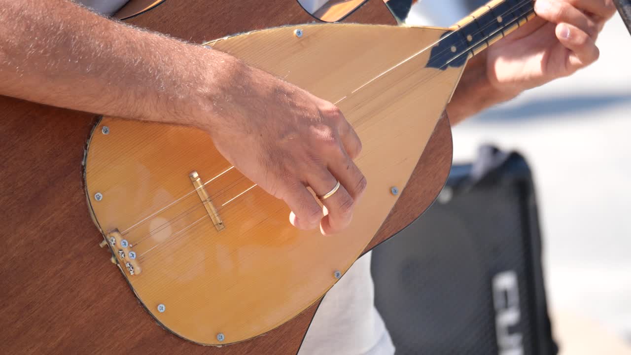 Person playing a saz